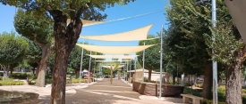 El Ayuntamiento de Bolaños de Calatrava instala nuevas estructuras de sombrillas en el Parque Municipal para mejorar el confort de los vecinos y visitantes
