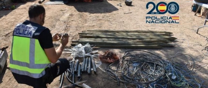 La Policía Nacional detiene a cinco integrantes de un clan familiar que habían perpetrado seis robos de cableado de cobre de la línea férrea