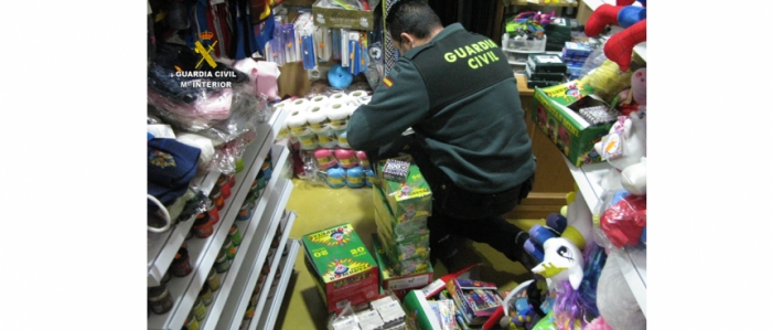 La Guardia Civil intensifica el control y las inspecciones de venta de pirotecnia durante la campaña navideña
