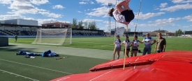 La pista de atletismo de Valdepeñas incorpora la práctica de salto con pértiga